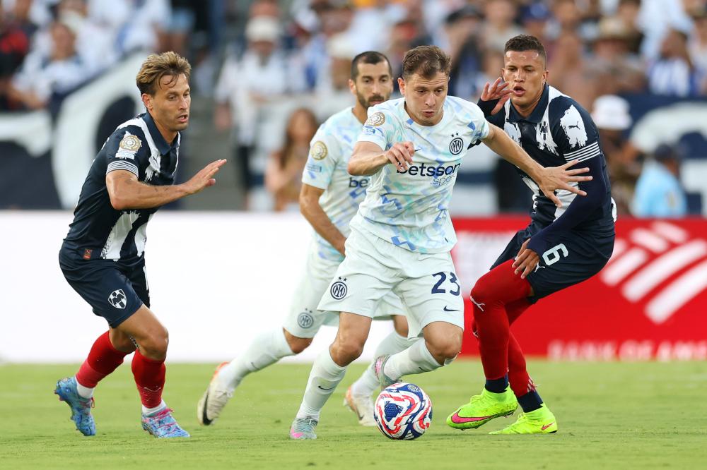 这雪有点大，欧冠赛前一名挪威记者在博德闪耀的球场边线处滑雪